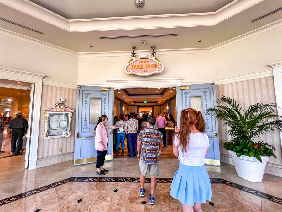 REVIEW: Dinner at the Reopened 1900 Park Fare in Disney World! Post Image