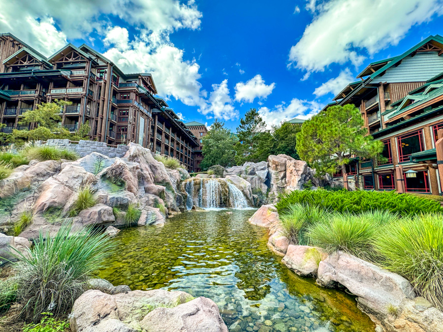 PHOTOS: Full Standard Room Tour at Disney’s BoardWalk Inn Resort Post Image