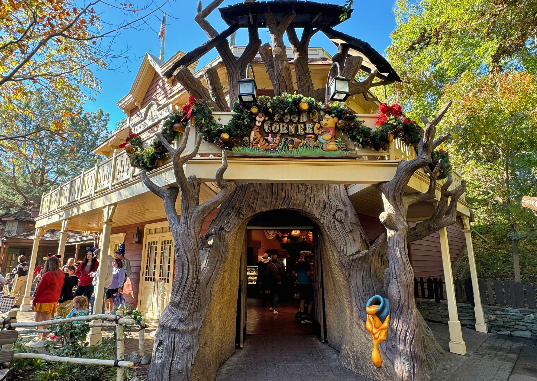 New Blue Honey Pot Candy Apple Arrives at Disneyland! Post Image