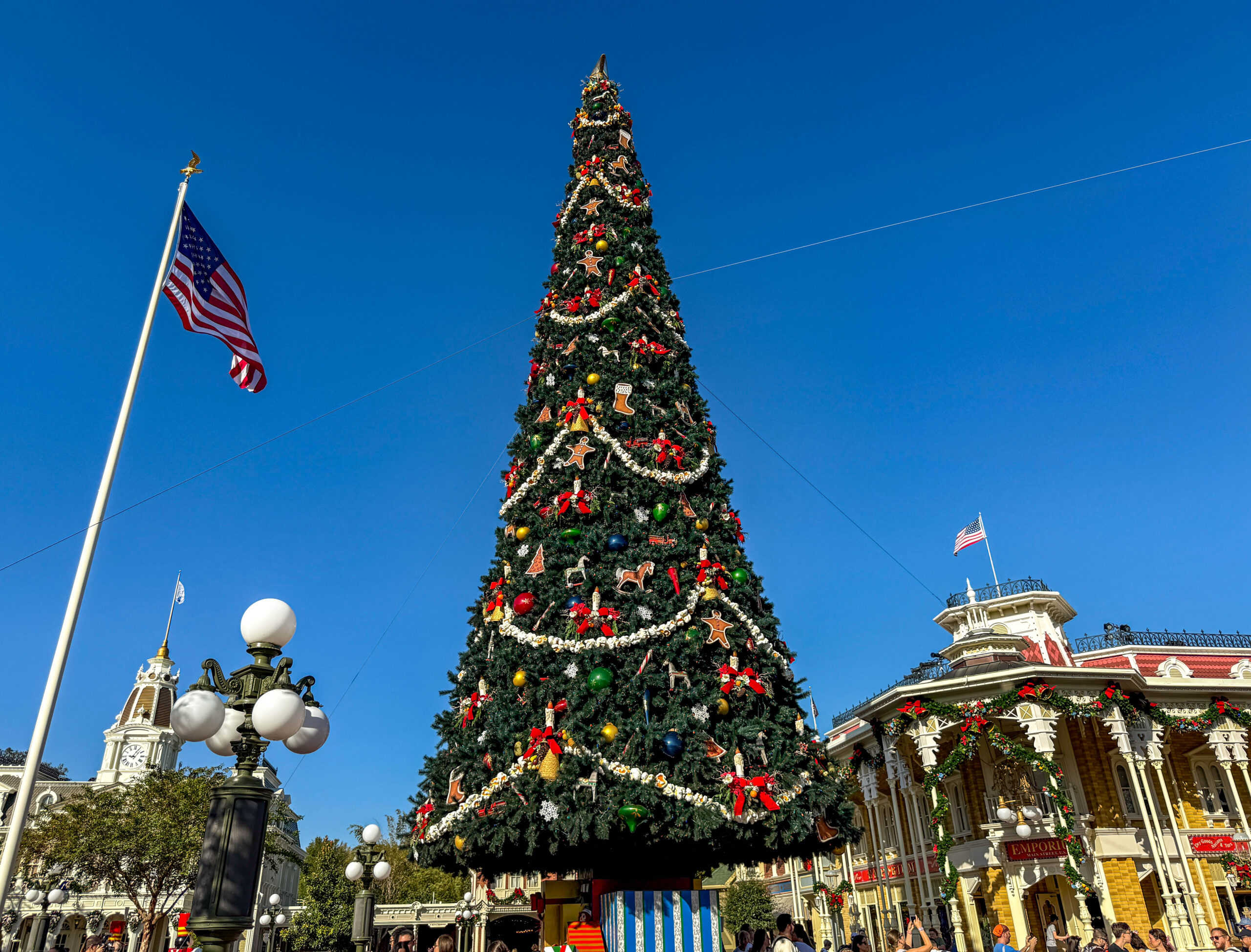Holiday Displays and Resort Pins Land at Walt Disney World Hotels Post Image