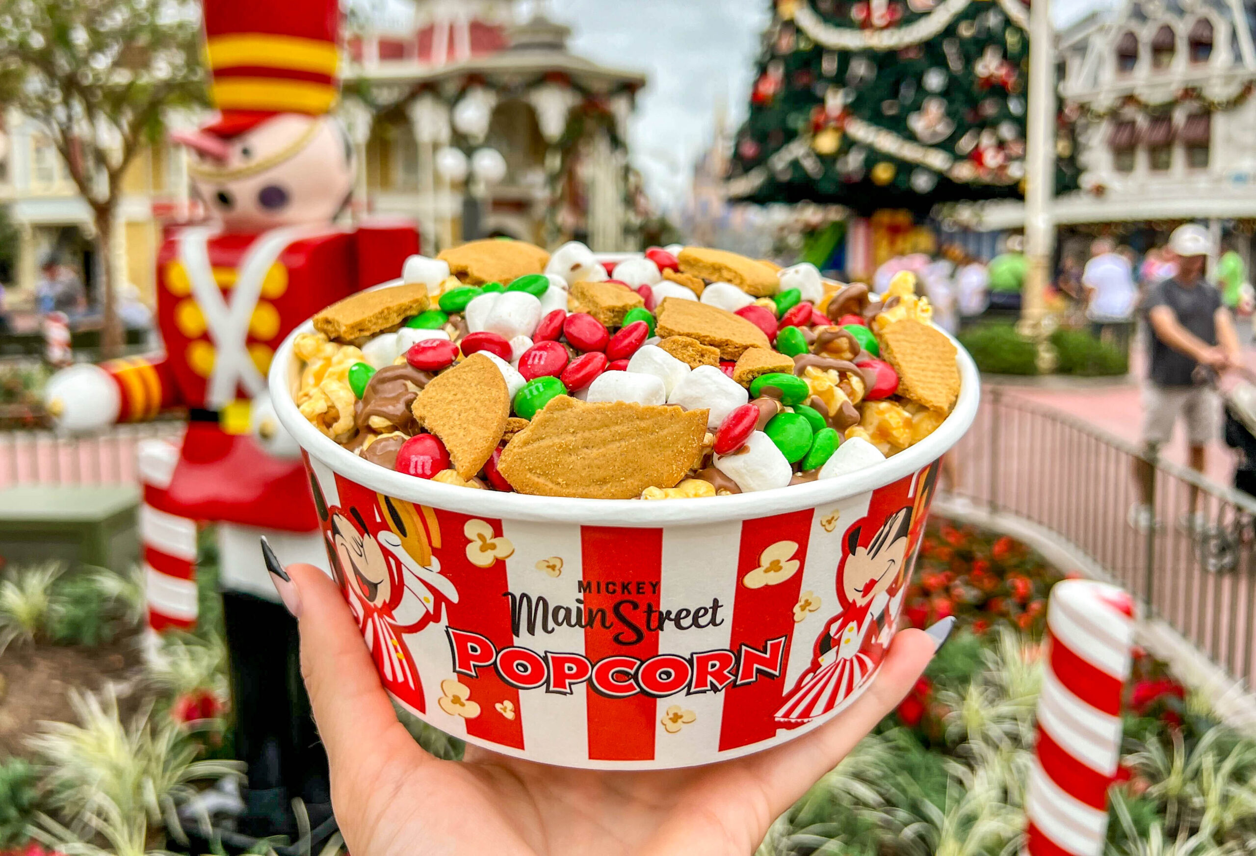 PHOTOS: There’s a NEW Holiday Photo-Op at Disney Springs’ PhotoPass Studio! Post Image