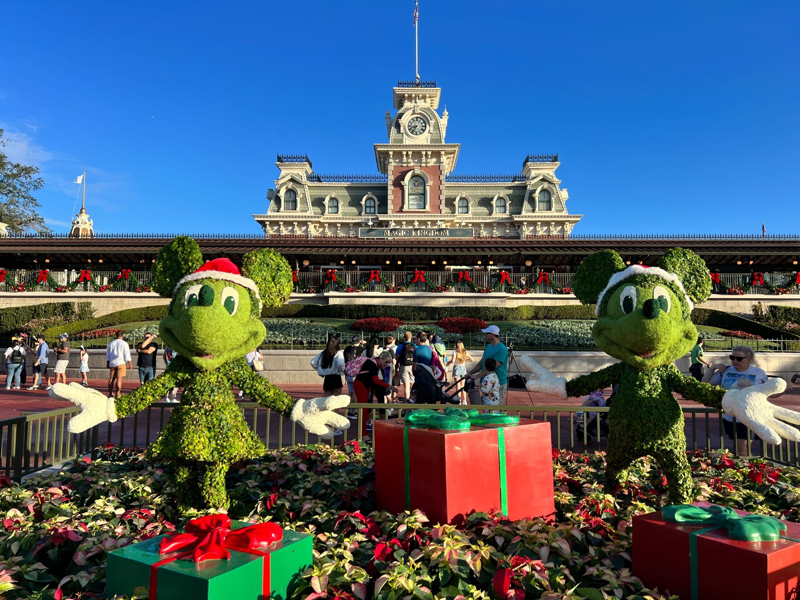 Disney World’s Present Peppermint Brownie Cake Pop Is a Festive Letdown. Post Image