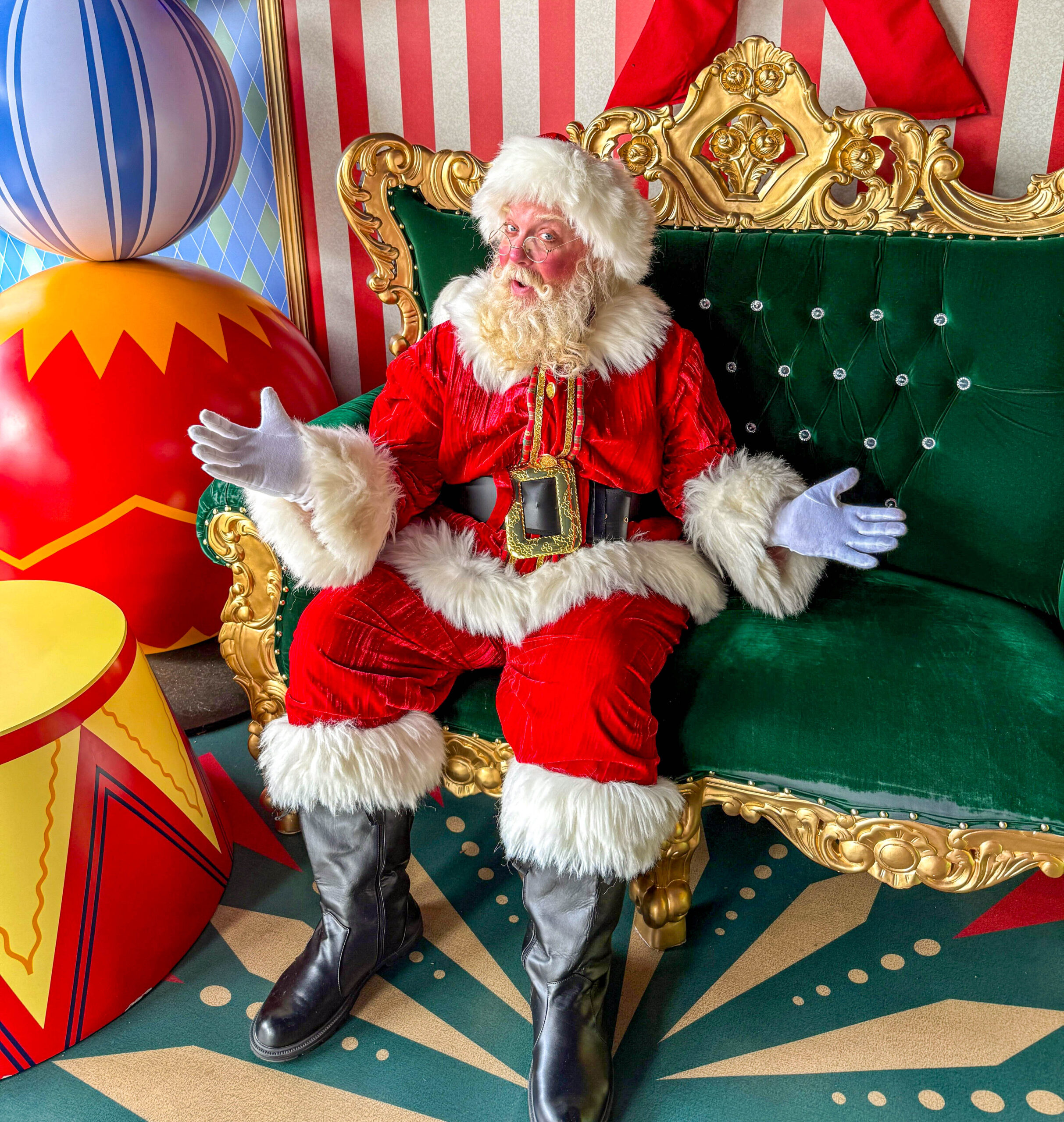 PHOTOS: Magic Kingdom Characters Are Dressed Up for Christmas! Post Image