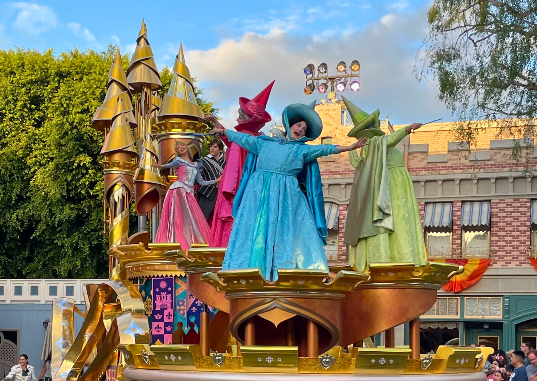 VIDEO: The Mickey and Friends “Brand New Day” Cavalcade Is Running in Disneyland! Post Image