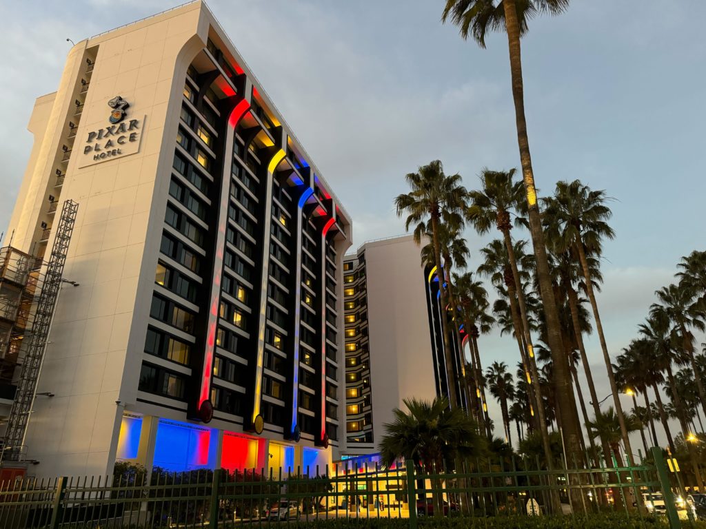 PHOTOS: Let’s Go Inside a Standard Room at Pixar Place Hotel in Disneyland Resort! Post Image