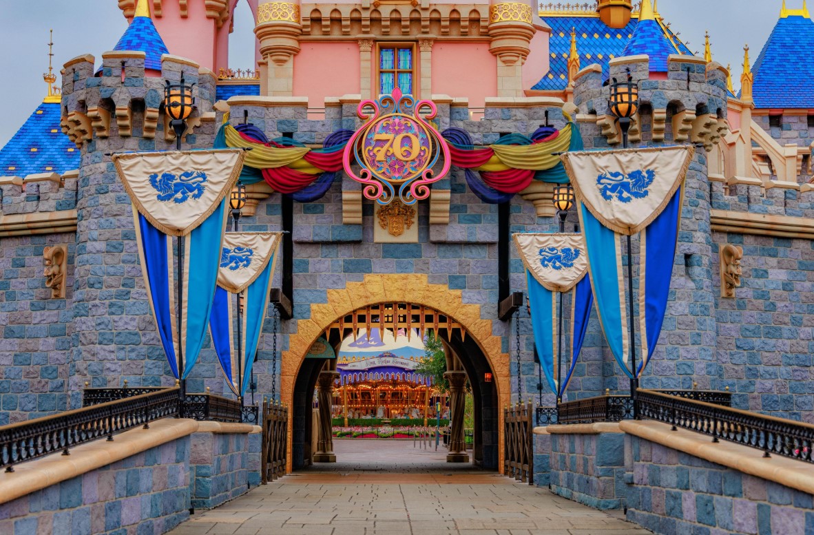 We Have Disneyland’s 70th Celebration Light Up Mickey Balloon Bucket Post Image