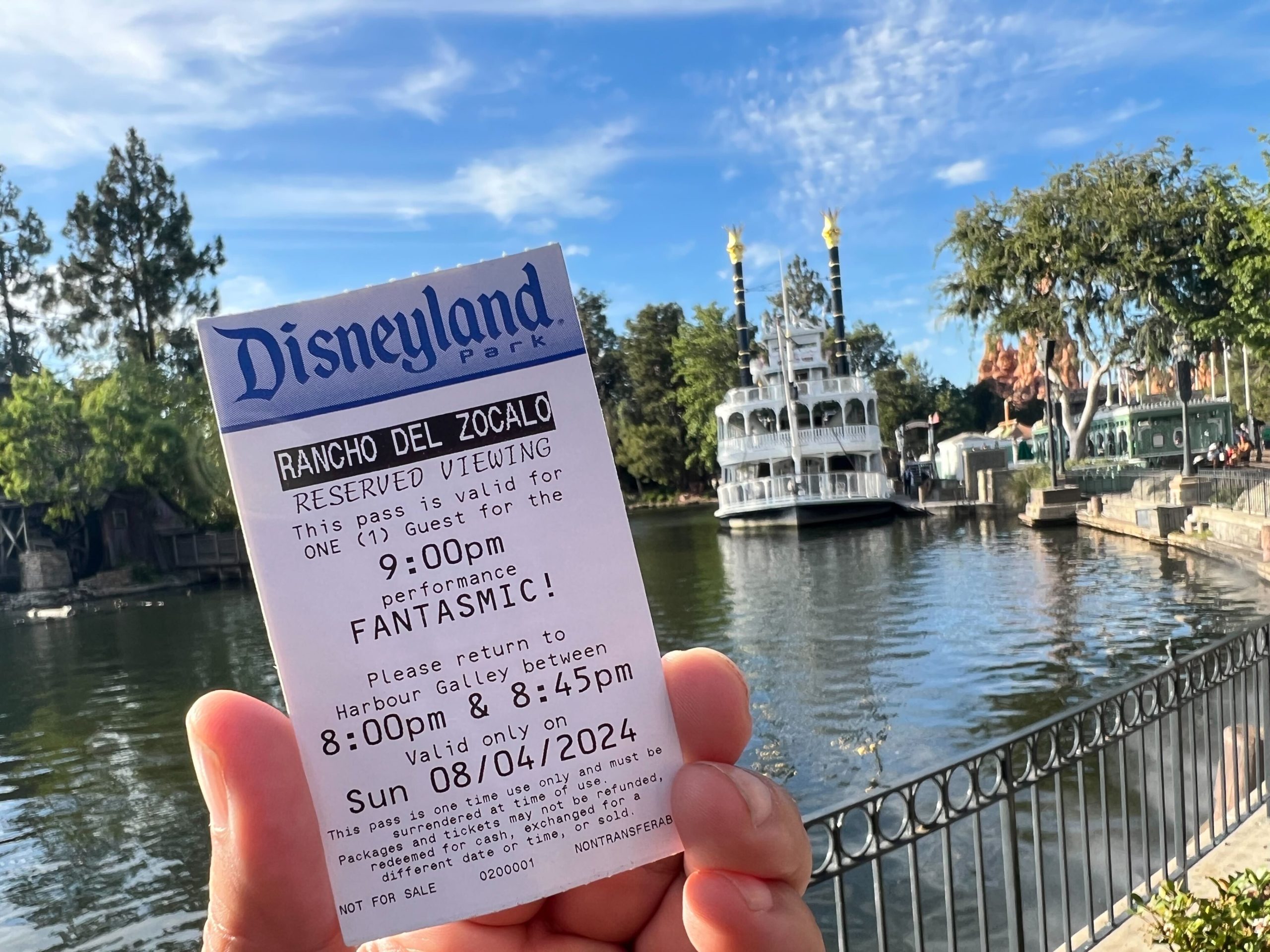 Make the Most of Your Disneyland Vacation With a Fantasmic! Dining Package Post Image