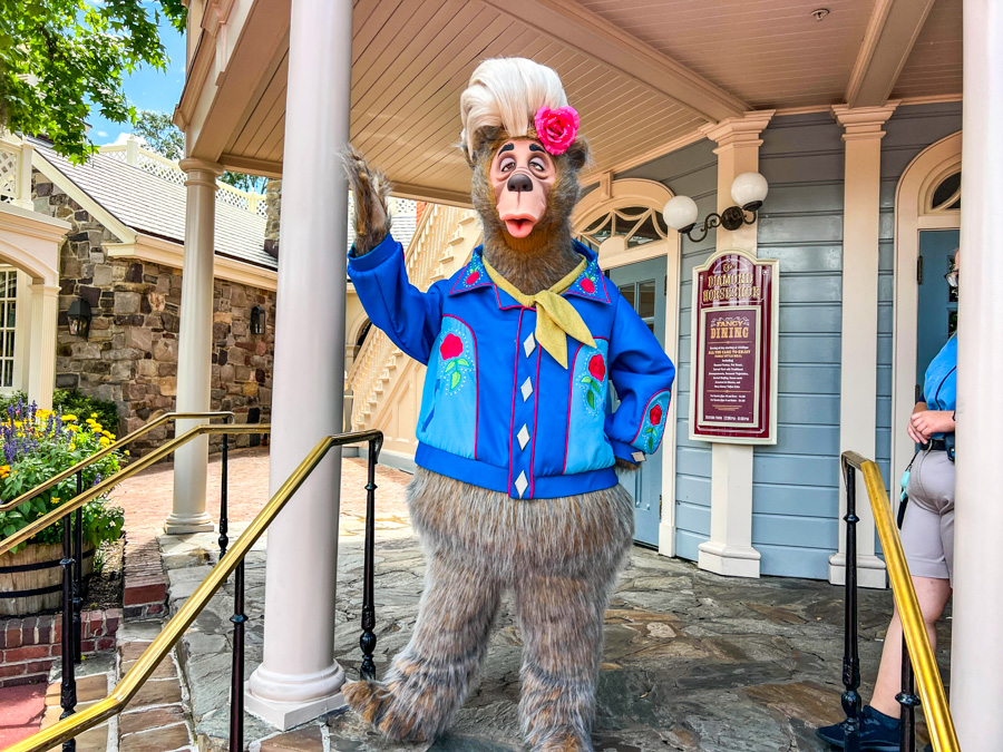 PHOTOS: Taylor Lautner and Wife Taylor Dome Are Filming at Magic Kingdom Today Post Image