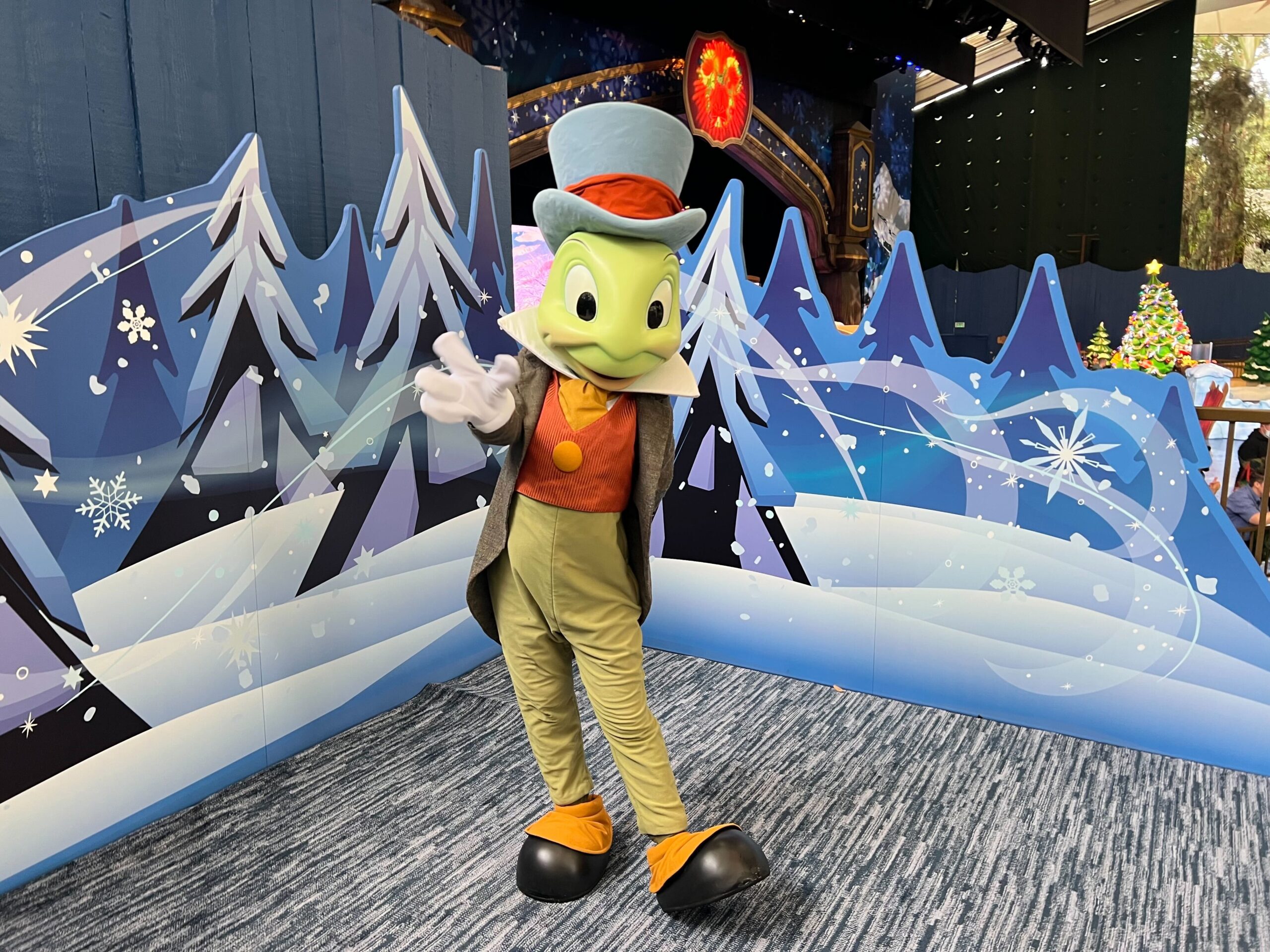 Another Holiday Souvenir Bucket Has Debuted in Disneyland! Post Image