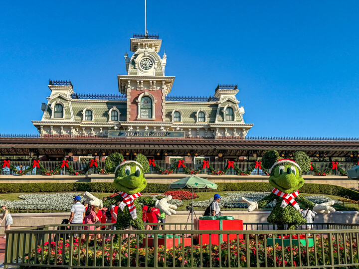 Give a Little Magic With the New Disney Holiday Gift Cards Post Image