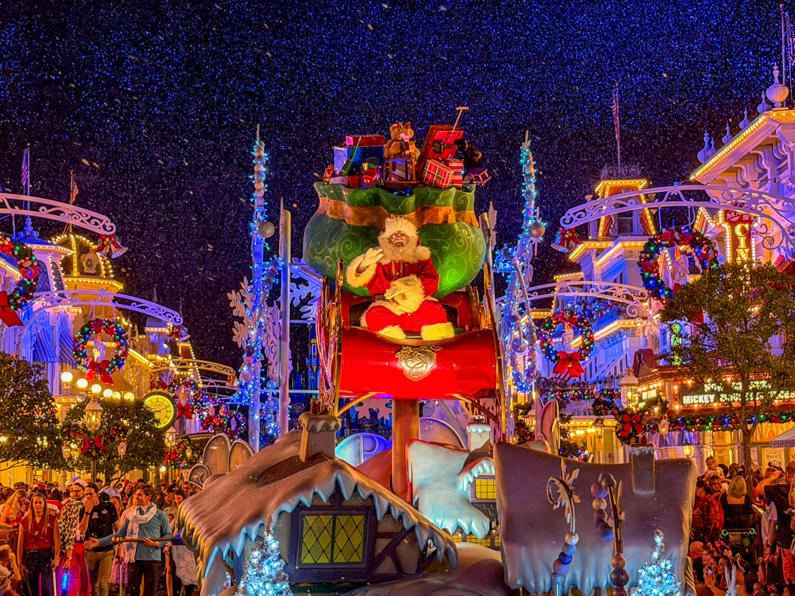 PHOTOS: Christmas Comes To Disney’s Polynesian Village Resort and Island Tower Post Image