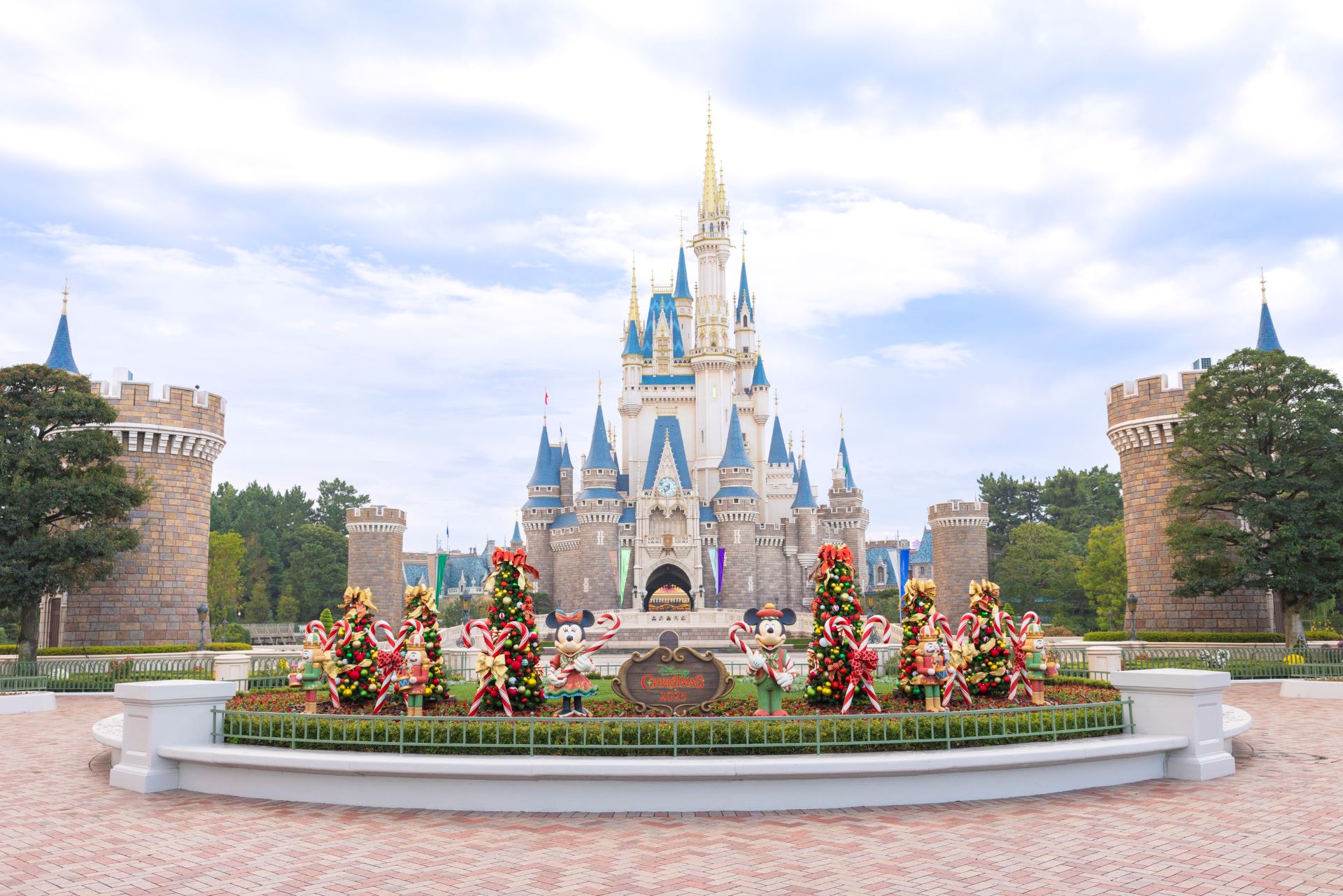 Tokyo Disney Resort Celebrates Christmas With Exciting Entertainment, Holiday Overlays, and a New Parade Post Image