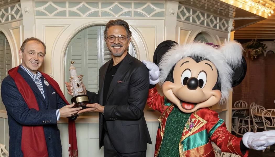 Benjamin Bratt Shines as Guest Narrator at Disneyland’s Candlelight Processional Post Image